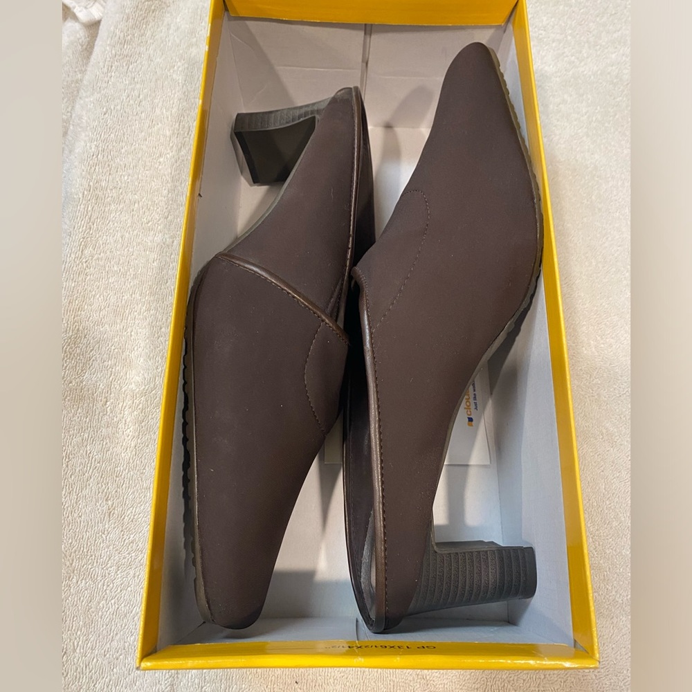 Cloudwalkers women’s size 12w brown slip-on heels. The model is “Coral”